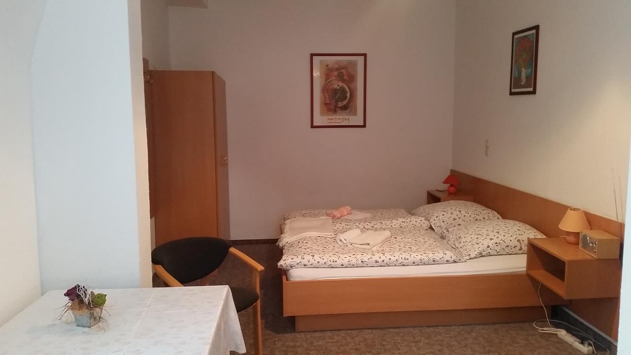 Pension Und Restaurant Die Burg Ehrenfriedersdorf Екстер'єр фото